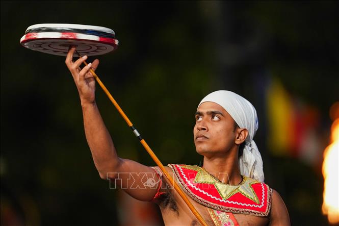 Lễ hội Esala Perahera (lễ hội rước xá lợi răng Phật) là một trong những lễ hội Phật giáo truyền thống lớn nhất ở Sri Lanka, với lịch sử hơn 1000 năm. Lễ hội được tổ chức vào tháng 7 - 8 hàng năm ở Kandy, cách thủ đô Colombo khoảng 130 km, thu hút người dân và du khách tham gia. Ảnh: THX/TTXVN