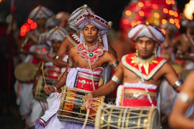Lễ hội Esala Perahera (lễ hội rước xá lợi răng Phật) là một trong những lễ hội Phật giáo truyền thống lớn nhất ở Sri Lanka, với lịch sử hơn 1000 năm. Lễ hội được tổ chức vào tháng 7 - 8 hàng năm ở Kandy, cách thủ đô Colombo khoảng 130 km, thu hút người dân và du khách tham gia. Ảnh: THX/TTXVN