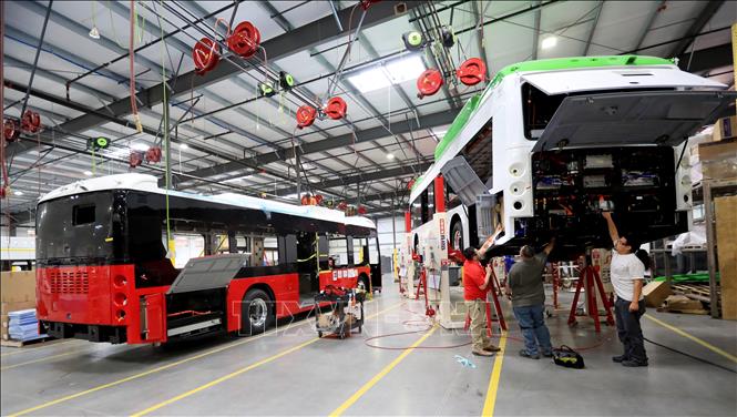 Bộ Lao động Mỹ công bố dữ liệu cho thấy chỉ số giá sản xuất (PPI) của nước này trong tháng 7/2025 tăng mạnh nhất kể từ tháng 6/2022, khi các nhà hoạch định chính sách tìm cách đánh giá tác động từ thuế quan của Tổng thống Donald Trump. Cụ thể, PPI tăng 0,9% so với tháng trước - mức tăng hàng tháng lớn nhất kể từ tháng 6/2022. Ảnh: Quang cảnh một nhà máy ở Lancaster, Los Angeles, Mỹ. THX/TTXVN