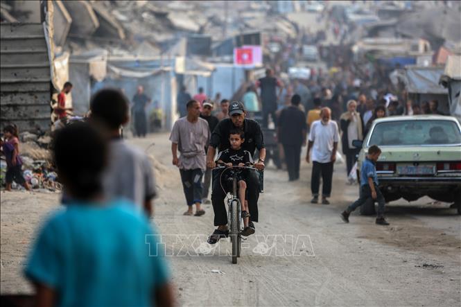 Quân đội Israel ngày 13/8/2025 thông báo đã phê duyệt “khuôn khổ” cho một chiến dịch tấn công mới tại Dải Gaza, chỉ vài ngày sau khi Nội các an ninh của nước này thông qua kế hoạch chiếm giữ thành phố Gaza. Ảnh: Người dân tại trại tị nạn ở Gaza. THX/TTXVN