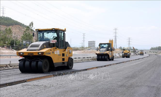 Không khí thi công khẩn trương, trách nhiệm trên công trường Dự án cao tốc Quy Nhơn - Chí Thạnh. Ảnh: Quốc Khánh - TTXVN