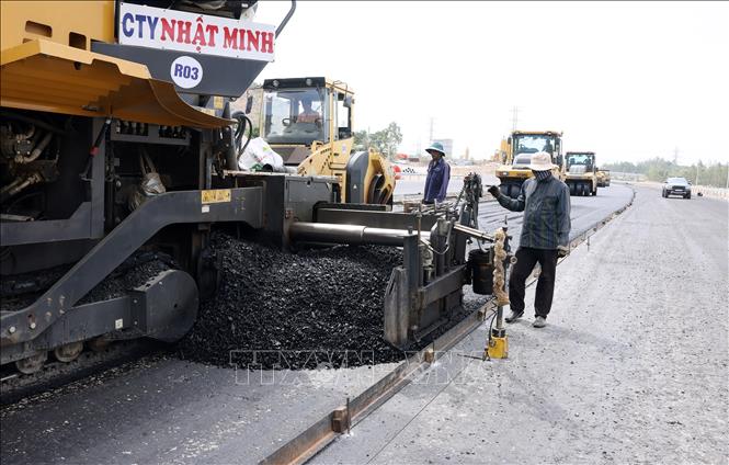 Nhà thầu thảm lớp nhựa cuối trên tuyến, sẵn sàng thông xe kỹ thuật dịp 19/8 tới. Ảnh: Quốc Khánh - TTXVN