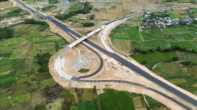 Nút giao cuối cùng của đoạn 19,6 km được nhà thầu thi công khẩn trương theo đúng tiến độ. Ảnh: Quốc Khánh - TTXVN