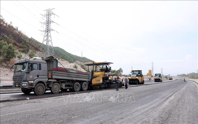 Nhà thầu thảm lớp nhựa cuối cùng trên tuyến, sẵn sàng thông xe kỹ thuật dịp 19/8 tới. Ảnh: Quốc Khánh - TTXVN