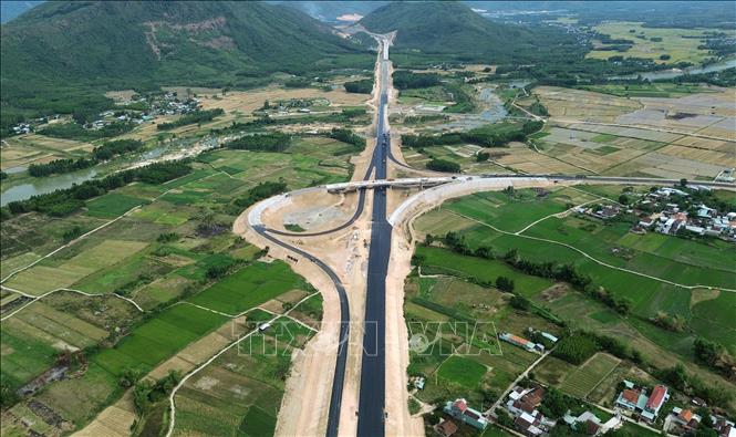 Nút giao cuối cùng của đoạn 19,6 km được nhà thầu thi công khẩn trương đảm bảo đúng tiến độ. Ảnh: Quốc Khánh - TTXVN
