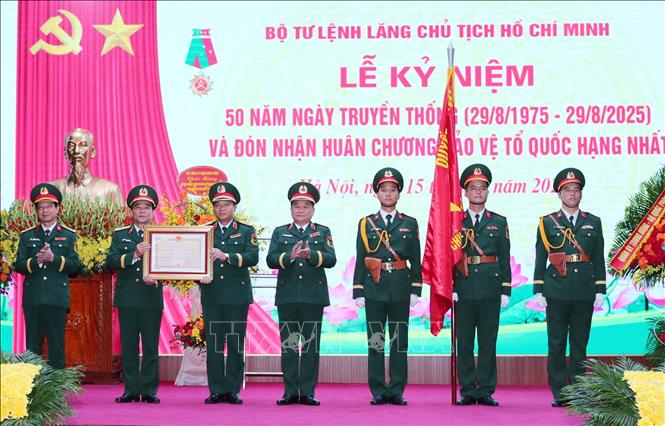 Thượng tướng Hoàng Xuân Chiến, Ủy viên Trung ương Đảng, Ủy viên Thường vụ Quân ủy Trung ương, Thứ trưởng Bộ Quốc phòng trao Huân chương Bảo vệ Tổ quốc hạng Nhất cho Bộ Tư lệnh Lăng Chủ tịch Hồ Chí Minh. Ảnh: Trọng Đức - TTXVN