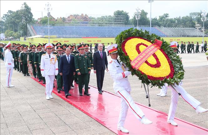 Thượng tướng Hoàng Xuân Chiến, Thứ trưởng Bộ Quốc phòng và các đại biểu đặt vòng hoa và vào Lăng viếng Chủ tịch Hồ Chí Minh tại lễ kỷ niệm. Ảnh: Trọng Đức - TTXVN