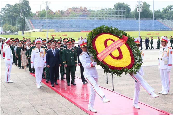  Các đại biểu đặt vòng hoa và vào Lăng viếng Chủ tịch Hồ Chí Minh tại lễ kỷ niệm. Ảnh: Trọng Đức - TTXVN