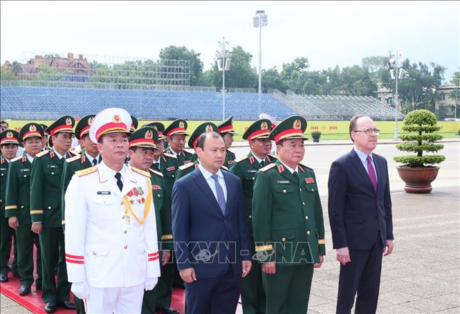 Thượng tướng Hoàng Xuân Chiến, Thứ trưởng Bộ Quốc phòng và các đại biểu đặt vòng hoa và vào Lăng viếng Chủ tịch Hồ Chí Minh tại lễ kỷ niệm. Ảnh: Trọng Đức - TTXVN