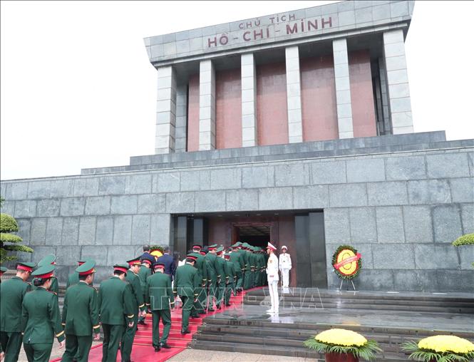 Các đại biểu đặt vòng hoa và vào Lăng viếng Chủ tịch Hồ Chí Minh tại lễ kỷ niệm. Ảnh: Trọng Đức - TTXVN
