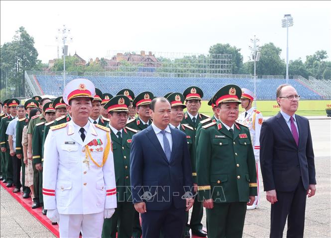 Thượng tướng Hoàng Xuân Chiến, Thứ trưởng Bộ Quốc phòng cùng các đại biểu đặt vòng hoa và vào Lăng viếng Chủ tịch Hồ Chí Minh tại lễ kỷ niệm. Ảnh: Trọng Đức - TTXVN