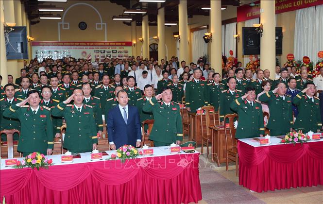 Các đại biểu thực hiện nghi thức chào cờ tại lễ kỷ niệm.  Ảnh: Trọng Đức - TTXVN