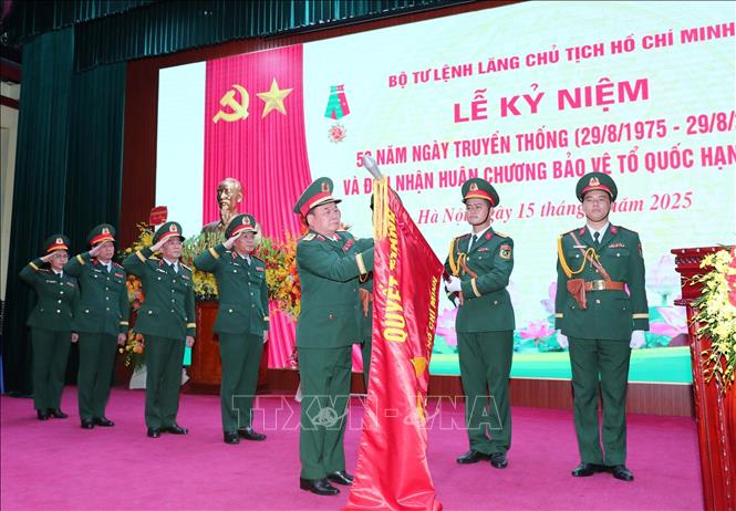 Thượng tướng Hoàng Xuân Chiến, Ủy viên Trung ương Đảng, Ủy viên Thường vụ Quân ủy Trung ương, Thứ trưởng Bộ Quốc phòng gắn Huân chương Bảo vệ Tổ quốc hạng Nhất lên 