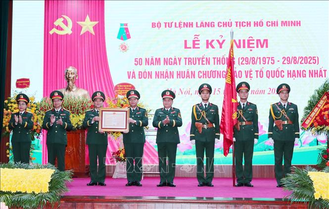 Thượng tướng Hoàng Xuân Chiến, Ủy viên Trung ương Đảng, Ủy viên Thường vụ Quân ủy Trung ương, Thứ trưởng Bộ Quốc phòng trao Huân chương Bảo vệ Tổ quốc hạng Nhất cho Bộ Tư lệnh Lăng Chủ tịch Hồ Chí Minh. Ảnh: Trọng Đức - TTXVN