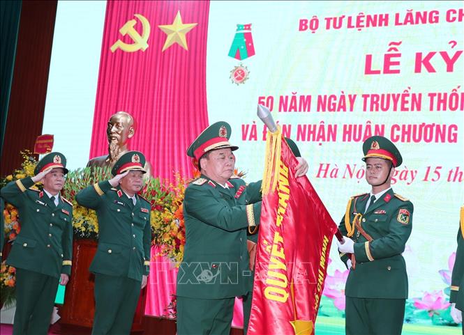 Thượng tướng Hoàng Xuân Chiến, Ủy viên Trung ương Đảng, Ủy viên Thường vụ Quân ủy Trung ương, Thứ trưởng Bộ Quốc phòng gắn Huân chương Bảo vệ Tổ quốc hạng Nhất lên 