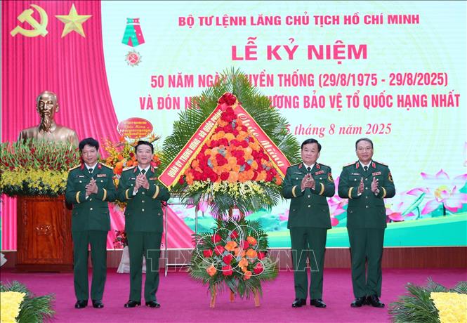 Thượng tướng Hoàng Xuân Chiến, Ủy viên Trung ương Đảng, Ủy viên Thường vụ Quân ủy Trung ương, Thứ trưởng Bộ Quốc phòng  tặng lẵng hoa chúc mừng Bộ Tư lệnh Lăng Chủ tịch Hồ Chí Minh. Ảnh: Trọng Đức - TTXVN