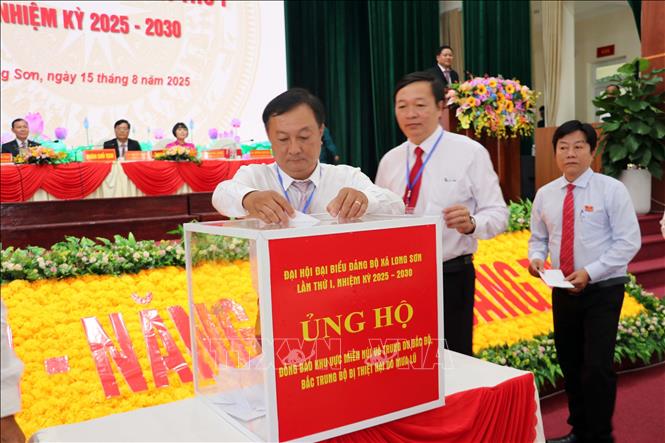 Các đại biểu ủng hộ đồng bào bị ảnh hưởng bởi lũ lụt. Ảnh: Đoàn Mạnh Dương-TTXVN