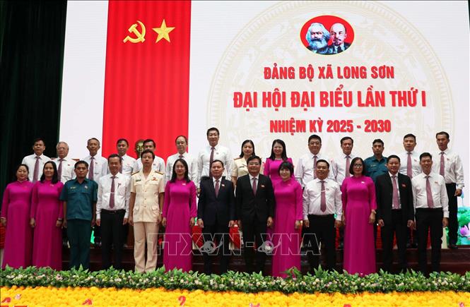 Ban Chấp hành Đảng bộ xã Long Sơn ra mắt tại Đại hội. Ảnh: Đoàn Mạnh Dương-TTXVN