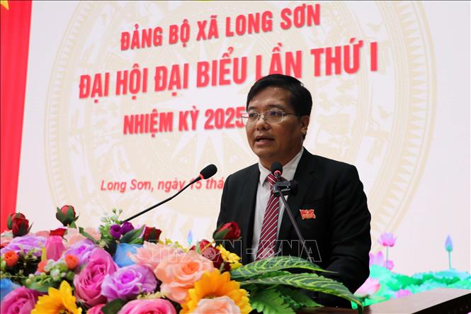Bí thư Đảng ủy, Chủ tịch HĐND xã Long Sơn Nguyễn Tấn Cường báo cáo tại Đại hội. Ảnh: Đoàn Mạnh Dương-TTXVN