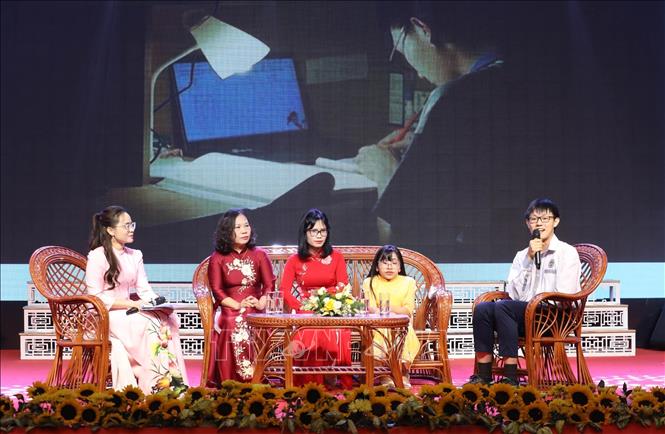 Tọa đàm, giao lưu với các điển hình tiên tiến tại Hội nghị. Ảnh: Anh Tuấn – TTXVN