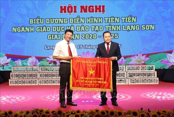 Trường THPT Việt Bắc nhận Cờ Thi đua của Chính phủ. Ảnh: Anh Tuấn – TTXVN