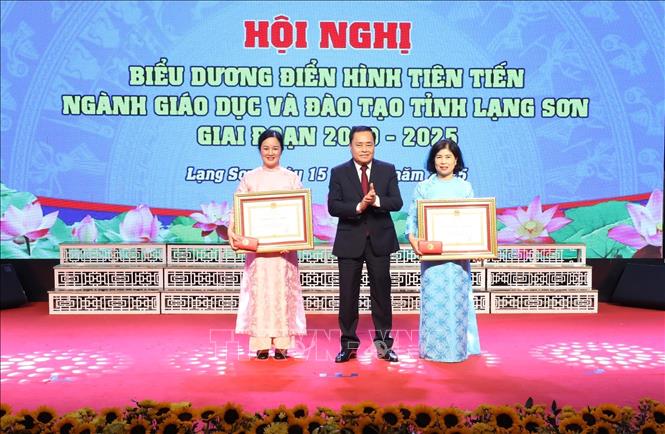 2 cá nhân đã được trao Huân chương Lao động (hạng Nhì và hạng Ba) tại Hội nghị. Ảnh: Anh Tuấn – TTXVN