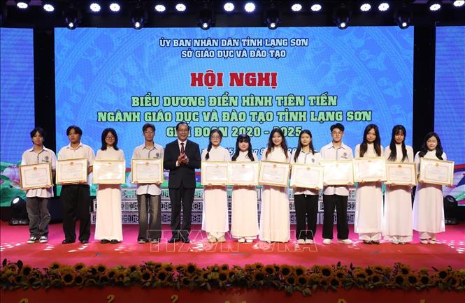 Các học sinh giỏi Quốc gia được nhận Bằng khen của Chủ tịch UBND tỉnh tại Hội nghị. Ảnh: Anh Tuấn – TTXVN