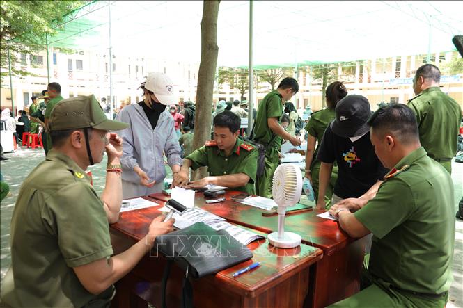 Lực lượng chức năng tiến hành điều tra, sàng lọc, xác minh 353 công dân Việt Nam do Campuchia trao trả. Ảnh: TTXVN phát