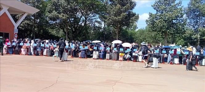Tiếp nhận 353 công dân Việt Nam do Campuchia trao trả tại Cửa khẩu quốc tế Xa Mát, xã Tân Lập, tỉnh Tây Ninh. Ảnh: TTXVN phát