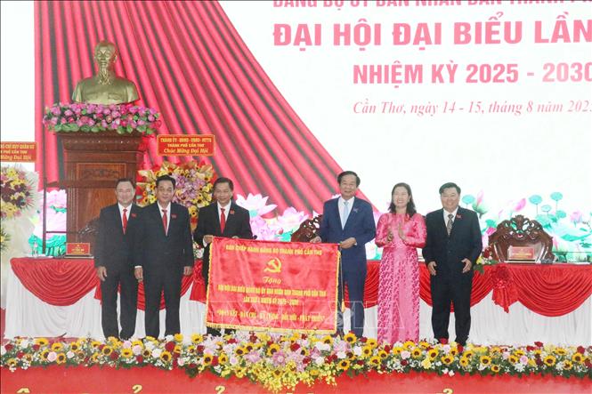 Bí thư Thành ủy Cần Thơ Đỗ Thanh Bình trao tặng bức trướng của Thành ủy Cần Thơ cho Đại hội. Ảnh: Ngọc Thiện - TTXVN