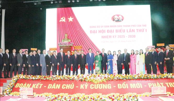 Ban Chấp hành Đảng bộ Ủy ban nhân dân thành phố Cần Thơ ra mắt tại Đại hội. Ảnh: Ngọc Thiện - TTXVN
