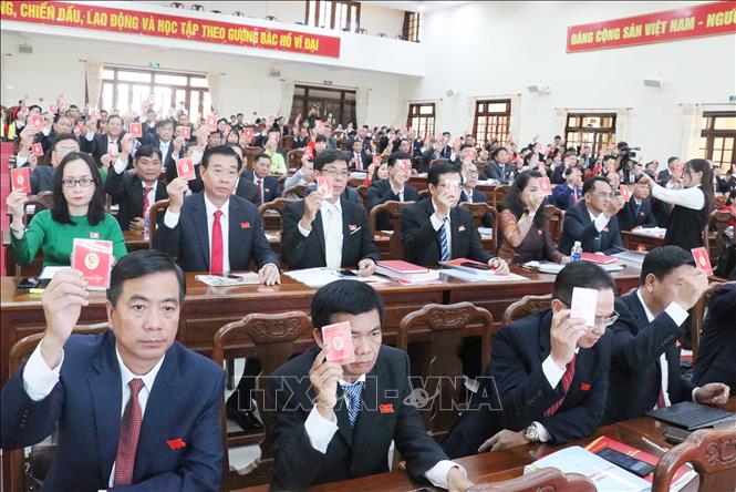 Các đại biểu biểu quyết thông qua dự thảo Nghị quyết Đại hội. Ảnh: Ngọc Thiện - TTXVN