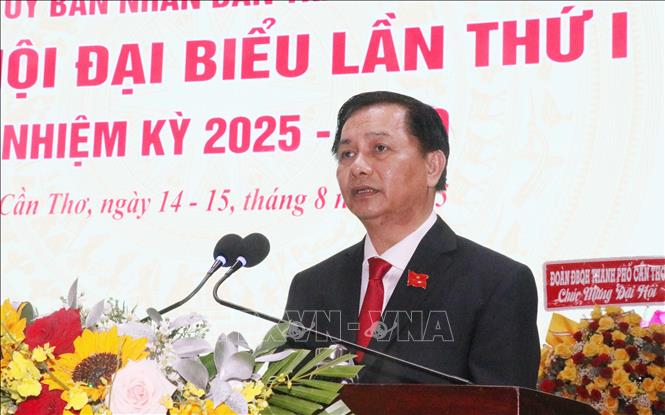 Ông Trần Văn Lâu, Bí thư Đảng ủy, Chủ tịch UBND thành phố Cần Thơ phát biểu. Ảnh: Ngọc Thiện - TTXVN