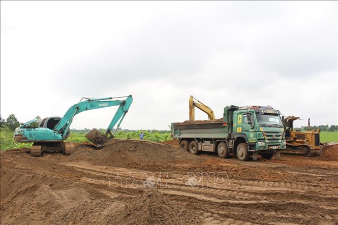 Cả công trường trong khí thế thi đua lao động. Ảnh: Nguyễn Thắng - TTXVN 
