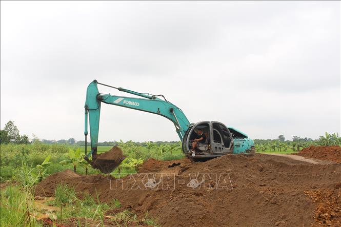 Thi công với tinh thần khẩn trương, quyết tâm cao để hoàn thành đúng tiến độ. Ảnh: Nguyễn Thắng - TTXVN