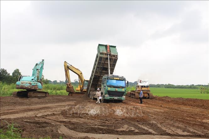 Công trường thi công Dự án đầu tư xây dựng cầu Vân Phúc và tuyến đường kết nối ra Quốc lộ 32 tại điểm xã Phúc Lộc (Hà Nội). Ảnh: Nguyễn Thắng - TTXVN