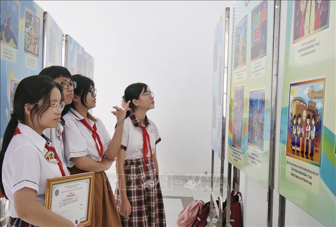 Thiếu nhi tham quan triển lãm tranh. Ảnh: Thu Hương - TTXVN