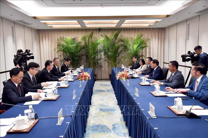 Phó Thủ tướng, Bộ trưởng Ngoại giao Bùi Thanh Sơn (trái) tiếp Bí thư Tỉnh ủy, Chủ nhiệm Ủy ban Thường vụ Nhân đại tỉnh Vân Nam Vương Ninh. Ảnh: TTXVN phát