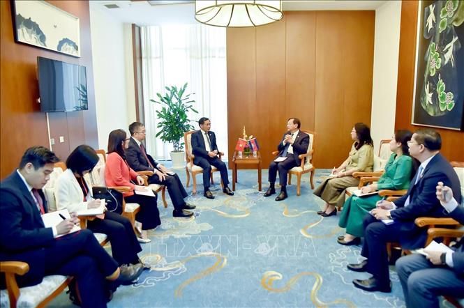 Phó Thủ tướng, Bộ trưởng Ngoại giao Bùi Thanh Sơn (trái) tiếp Phó Thủ tướng, Bộ trưởng Ngoại giao và Hợp tác quốc tế Campuchia Prak Sokhonn. Ảnh: TTXVN phát