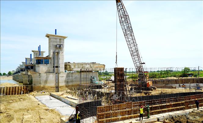 Công ty Cổ phần xây dựng Tân Nam (nhà thầu chính) huy động tối đa nhân lực, phương tiện thi công các hạng mục còn lại của dự án. Ảnh: Lê Phước Ngọc - TTXVN