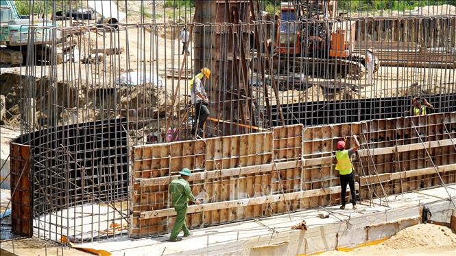 Công ty cổ phần xây dựng Tân Nam (nhà thầu chính) huy động tối đa nhân lực, phương tiện thi công các hạng mục còn lại của dự án. Ảnh: Lê Phước Ngọc - TTXVN        
