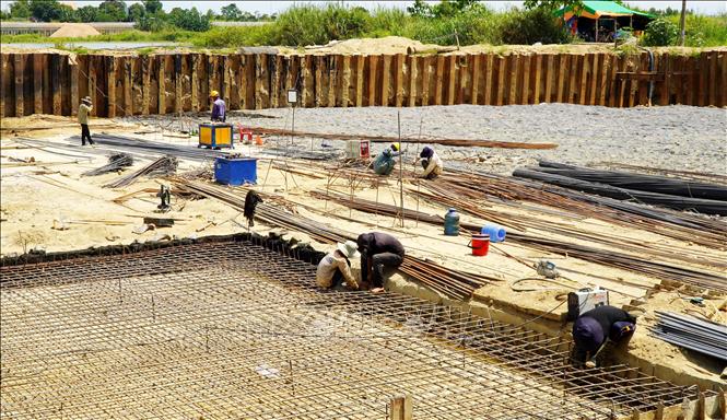 Công ty cổ phần xây dựng Tân Nam (nhà thầu chính) huy động tối đa nhân lực, phương tiện thi công các hạng mục còn lại của dự án. Ảnh: Lê Phước Ngọc - TTXVN   