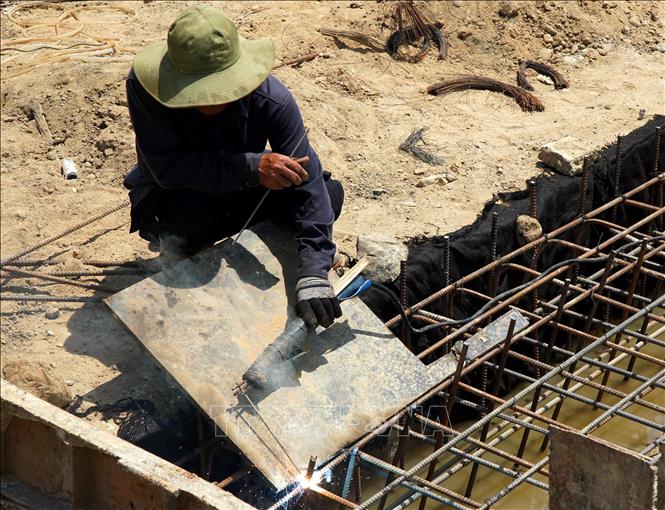 Thi công các hạng mục còn lại của dự án. Ảnh: Lê Phước Ngọc - TTXVN   