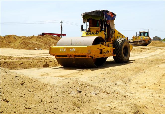Công ty cổ phần xây dựng Tân Nam (nhà thầu chính) huy động tối đa nhân lực, phương tiện thi công các hạng mục còn lại của dự án. Ảnh: Lê Phước Ngọc - TTXVN