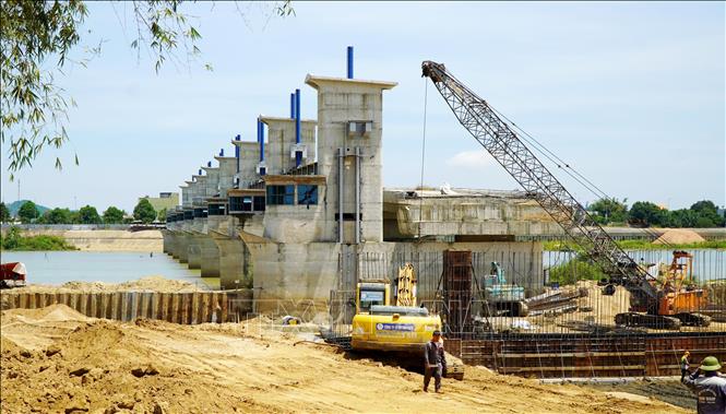 Công ty cổ phần xây dựng Tân Nam (nhà thầu chính) huy động tối đa nhân lực, phương tiện thi công các hạng mục còn lại của dự án. Ảnh: Lê Phước Ngọc - TTXVN