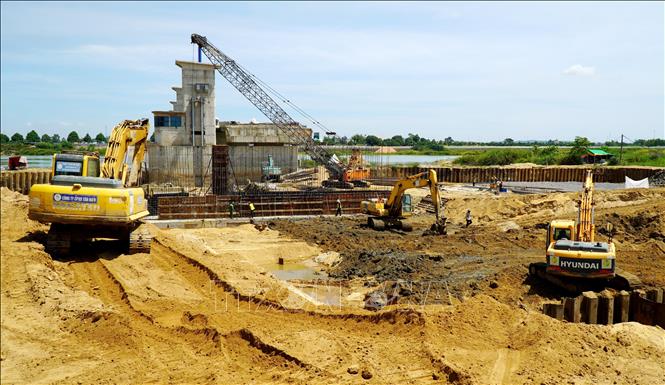 Công ty cổ phần xây dựng Tân Nam (nhà thầu chính) huy động tối đa nhân lực, phương tiện thi công các hạng mục còn lại của dự án. Ảnh: Lê Phước Ngọc - TTXVN    