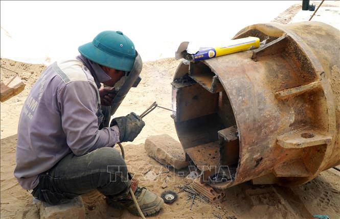 Thi công các hạng mục còn lại của dự án. Ảnh: Lê Phước Ngọc - TTXVN  