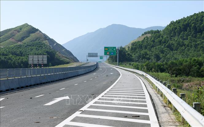 Hệ thống chiếu sáng, biển báo tại các nút giao đã hoàn thành, sẵn sàng thông tuyến vào ngày 19/8 tới. Ảnh: Quốc Khánh - TTXVN