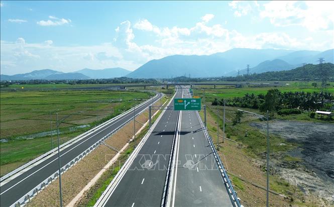 Đoạn tuyến trên cao tốc Vân Phong - Nha Trang đã sẵn sàng cho thông xe kỹ thuật. Ảnh: Quốc Khánh - TTXVN