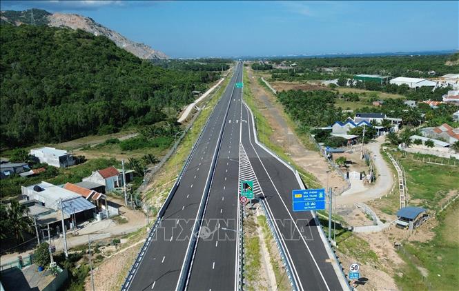Lối vào cao tốc có biển báo hướng dẫn tạo thuận tiện cho các phương tiện tham gia giao thông. Ảnh: Quốc Khánh - TTXVN